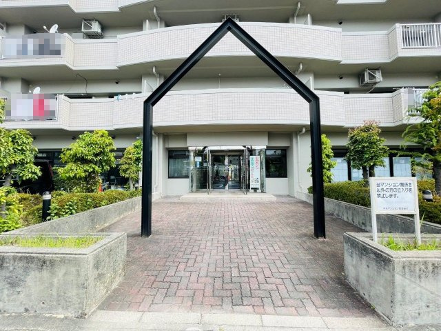 中央マンション上地B棟のエントランス