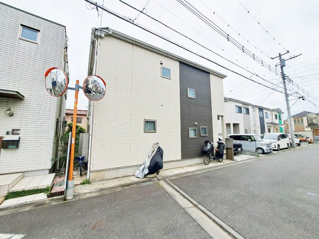 【外観】 | 新座市片山1丁目　中古一戸建住宅　(保谷店) | リビングイン階段と対面式キッチン採用でご家族の仲が自然と深まる住まい。