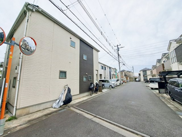 【前面道路含む現地写真】 | 新座市片山1丁目　中古一戸建住宅　(保谷店) | 前面道路は幅員6.0ｍの広さがあり、駐車しやすく開放的です！