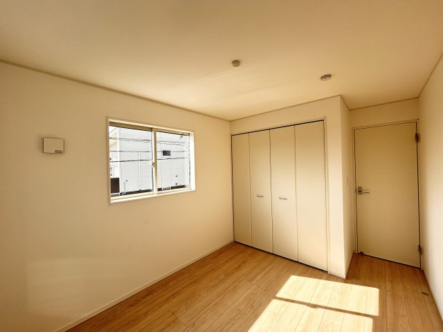 【Cradle garden】宇都宮市今宮 第3 全5棟の洋室|〇4号棟・5.7帖洋室〇
コンパクトだからこそ使い勝手がよく、お掃除もラクラクな洋室☆
家具の配置もしやすく、くつろぎ空間としても作業スペースとしても活躍します。
※2026年4月撮影