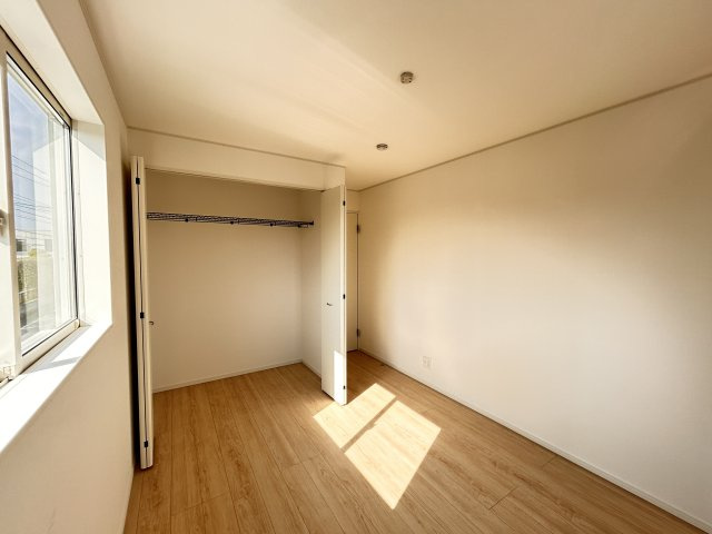 【Cradle garden】宇都宮市今宮 第3 全5棟の収納|〇4号棟・5.7帖洋室〇
全居室便利な収納付き☆しっかり収納して、すっきりとお部屋を使えます。暮らしにちょうどいい収納力です！
※2026年4月撮影
