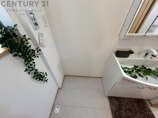 洗濯物の仕分け作業がしやすく、整理整頓が容易になります。洗濯音や湿気を他の部屋に持ち込まず、生活環境を快適に保ちます。上部を活用すれば収納スペースを確保でき洗剤や洗濯用品の整理もしやすくなります。