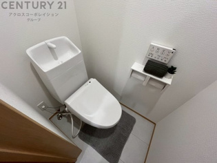 温水洗浄便座付トイレは温水洗浄機能により、暖かい水でおしりを洗浄することができ、冷たい水を使う従来の便座に比べ、温水洗浄機能で暖かいトイレを提供し、快適な使用を可能にします。