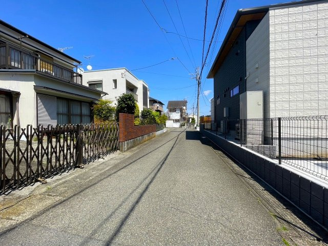 【前面道路含む現地写真】 | 〇●伊勢原市上粕屋 売地●〇 | 南側道路の写真。陽当たり良くお庭でガーデニングなどが愉しめます！