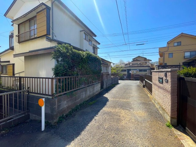 【前面道路含む現地写真】 | 〇●伊勢原市上粕屋 売地●〇 | 北側道路の写真。セットバック13.19㎡あります。