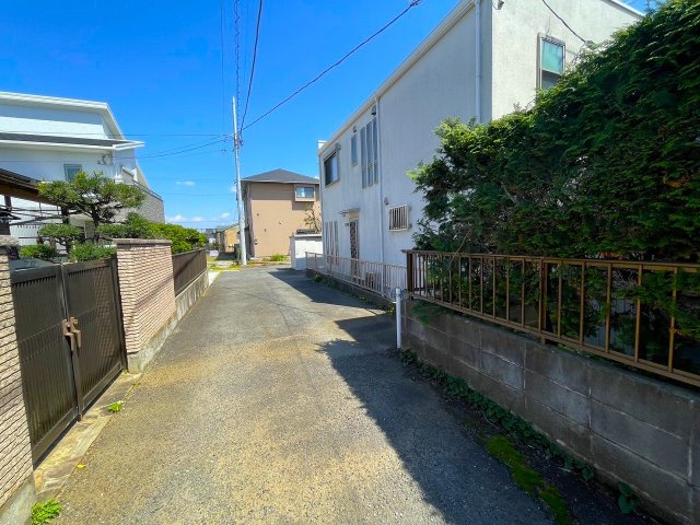 【前面道路含む現地写真】 | 〇●伊勢原市上粕屋 売地●〇 | 北側道路の写真。周辺には高い建物がなく陽射しを遮りません！
