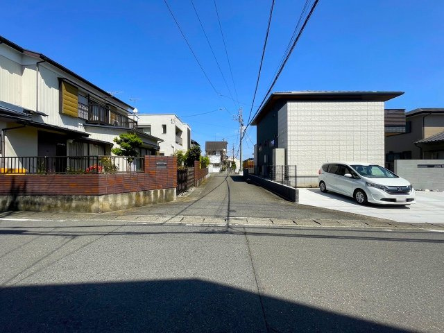 【前面道路含む現地写真】 | 〇●伊勢原市上粕屋 売地●〇 | 南側道路の写真。整形地かつ平坦地につき建物の設計がしやすい土地です！
