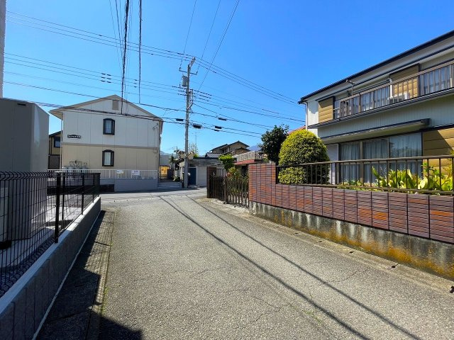 【前面道路含む現地写真】 | 〇●伊勢原市上粕屋 売地●〇 | 南側道路の写真。幅員4.9mありお車の出し入れもラクラクです！
