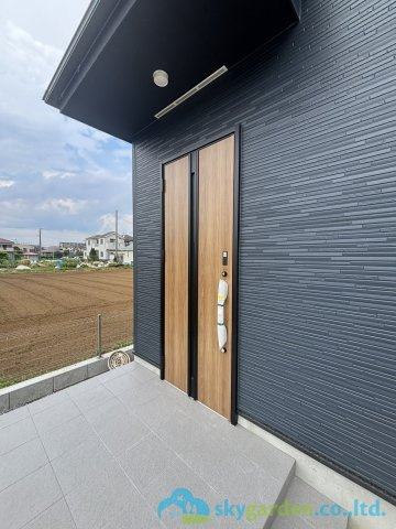 平塚市上平塚2期　新築戸建　全3棟2号棟の玄関