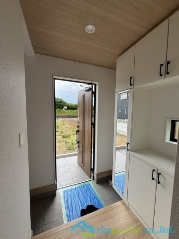 平塚市上平塚2期　新築戸建　全3棟2号棟の玄関