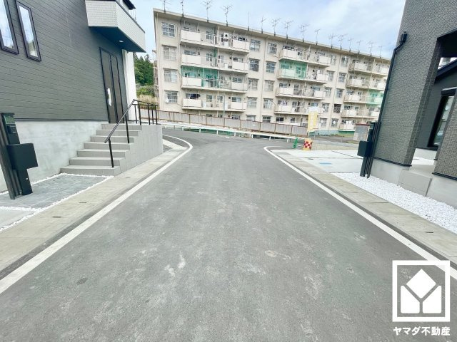 大津市坂本8丁目　1号棟の前面道路含む現地写真