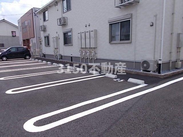 テスラ　Ｂの駐車場|駐車場があるので、車を買う予定の方も安心です