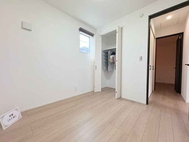 新築戸建　岐阜市須賀　全8区画分譲の洋室|全居室にたっぷり収納できる大型収納を設置。窓ガラスは断熱性能や結露防止効果の高いペアガラスです。