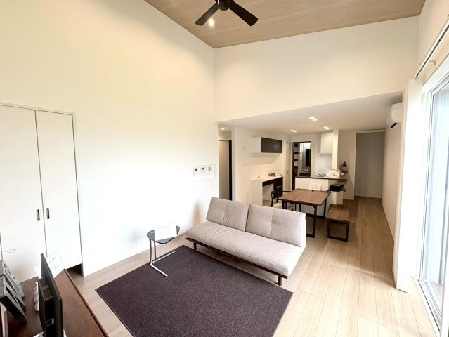 新築戸建　岐阜市須賀　全8区画分譲の居間・リビング|南向きで日当たりもよく大きな窓がリビング全体に光と風を運びます。ご家族でゆとりある暮らしができます。