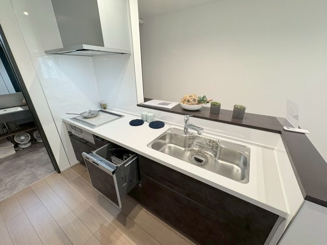 新築戸建　岐阜市須賀　全8区画分譲のキッチン|機能的なシステムキッチンです。収納力に優れた大容量の引出しでキッチン回りがスッキリ片付きます。
