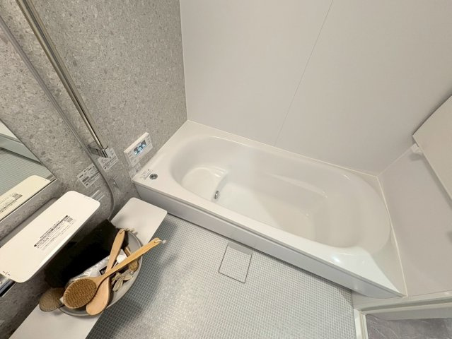 新築戸建　岐阜市須賀　全8区画分譲の浴室|１坪タイプのバリアフリー設計でゆったりとくつろげる浴室・浴槽です。タイル床でカビの発生を抑制します。
