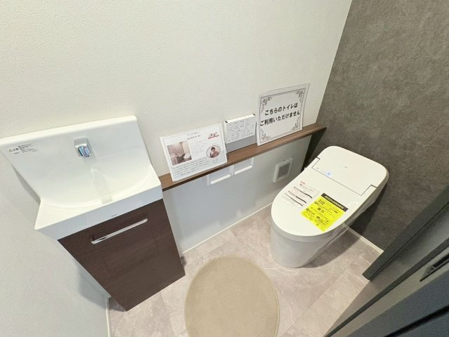 新築戸建　岐阜市須賀　全8区画分譲のトイレ|節水省エネの暖房便座シャワートイレです。お掃除のしやすさを究めたフチなし形状でお手入れ楽々。