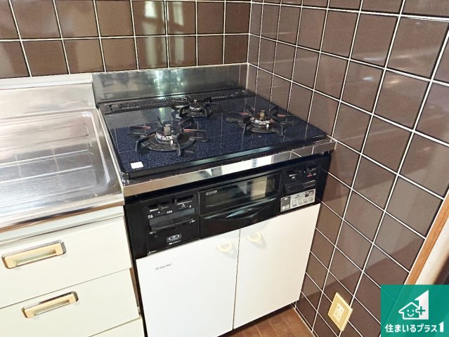 神戸市北区有野町唐櫃　中古一戸建ての設備|ダブル高火力Ｓｉセンサー付きコンロ！３口あるので、まとめて料理をする時も大活躍！