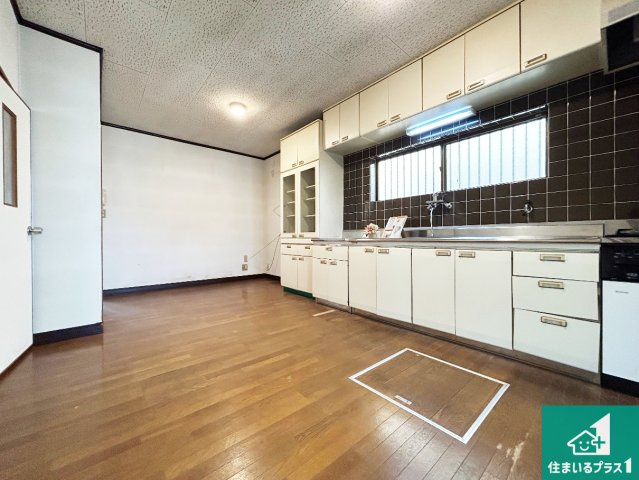 神戸市北区有野町唐櫃　中古一戸建ての居間・リビング|日当たり良好の明るいリビングで朝の目覚めもスッキリできそう！小さなお子様が遊ぶスペースを作っても広々とくつろげるLDK！
