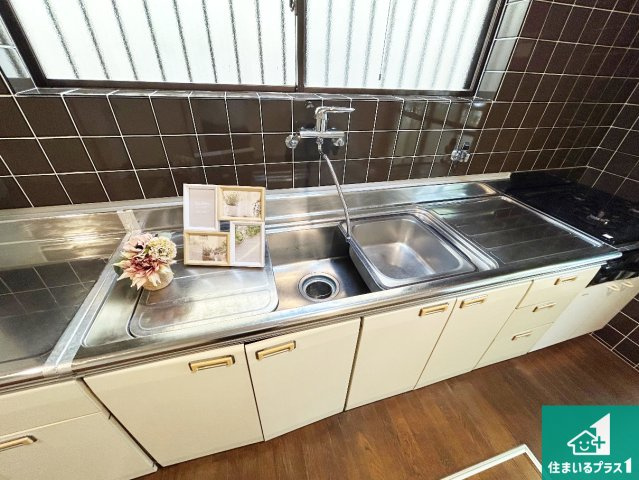神戸市北区有野町唐櫃　中古一戸建てのキッチン|スペースが広く確保されている為お子様が大きくなったときは一緒に料理を楽しめます♪