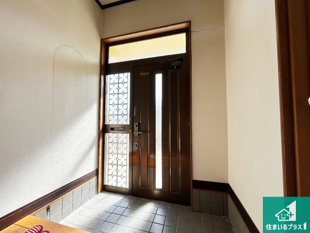神戸市北区有野町唐櫃　中古一戸建ての玄関|光が差し込み、明るく開放的な玄関！