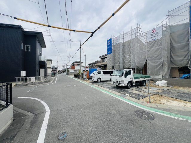 半田市花田町1丁目13番15『仲介手数料無料』新築戸建ての前面道路含む現地写真