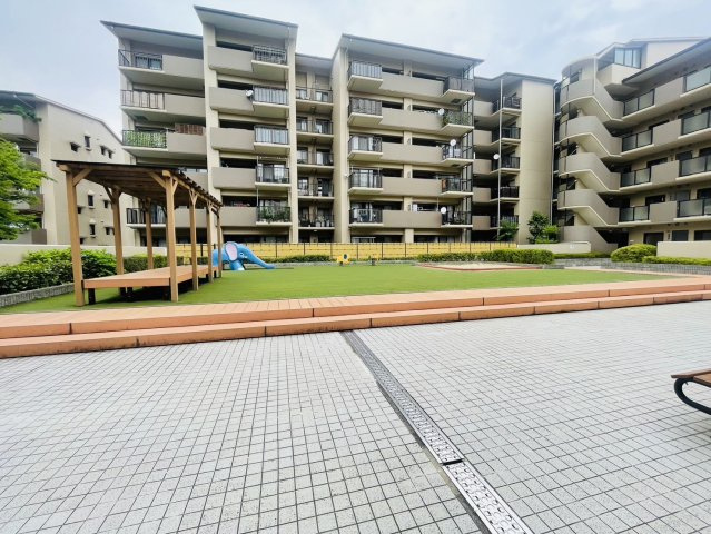 サンシティ桂坂参番館|敷地内には広い公園あり！お子様と遊んだりマンション内のコミュニケーションの場としても♪