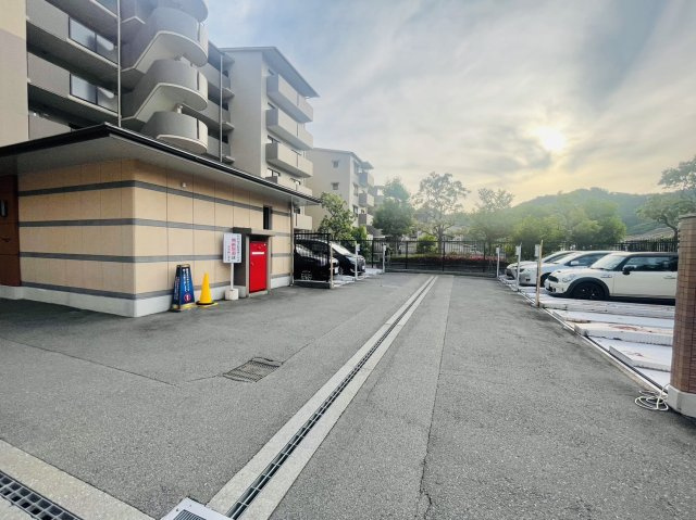 サンシティ桂坂参番館|駐車場完備！車の出し入れもしやすいです♪