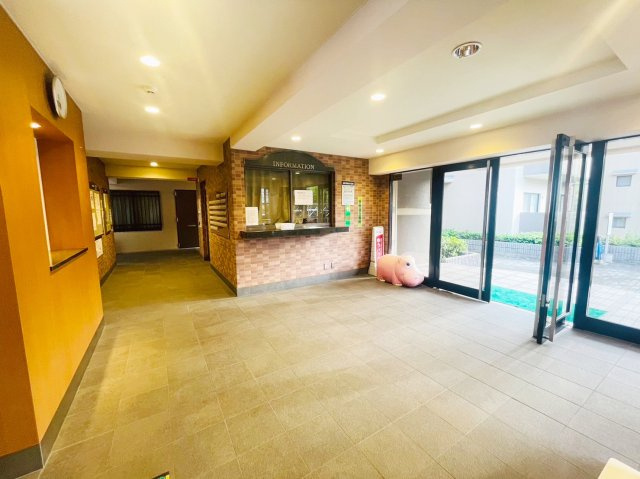 サンシティ桂坂参番館|清掃の行き届いたエントランス！管理人室もあるので安心！