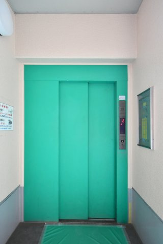 パークシティ白岡イーストガーデンのその他共用部分|管理の行き届いた清潔感のあるエレベーターホール。本住戸（9階）はエレベーター非停止階のため、階段を利用する形となりますが、その分共用廊下の通行人が少なく、静かな住環境を享受できます。