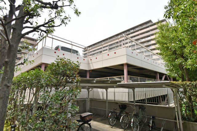 パークシティ白岡イーストガーデンの駐車場|敷地内には広々とした駐車場が付いています。大規模マンションならではのゆとりある駐車スペースで、お車の出し入れもスムーズに行えます。空き状況や利用料金については、お気軽にお問い合わせください。
