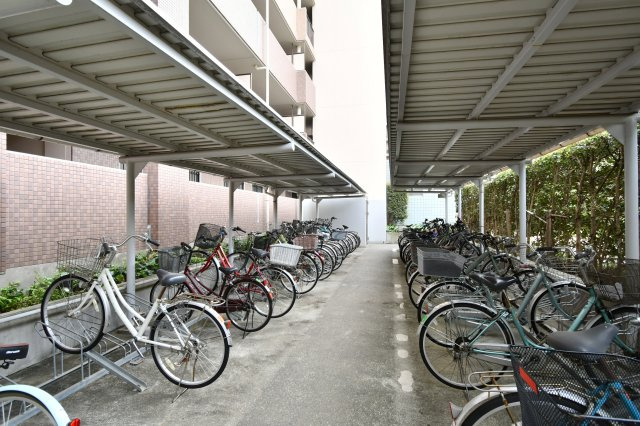 パークシティ白岡イーストガーデンの駐輪場|整理整頓された屋根付きの駐輪場付き。大切な自転車を雨風から守り、劣化を防いでくれます。平置きタイプで出し入れもしやすく、通勤や通学、日々のお買い物に自転車を利用される方にも大変便利な設備です。