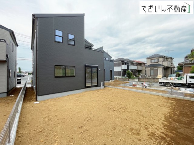 【外観】 | Livele Garden.S東松山市五領町　新築住宅 | ≪2号棟≫南向きの穏やかな佇まいが、家族の新しい日常を優しく包み込む。静かな街並みに、安心して子育てできる環境が整っています。
現地(2026年8月撮影)