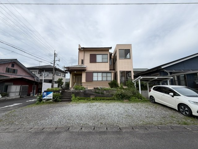 北諸県郡三股町大字宮村の中古一戸建の前面道路含む現地写真
