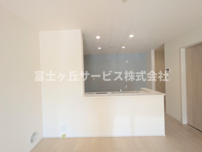 【キッチン】 | 浜松市中央区泉4丁目 新築一戸建て | 前から見たキッチンです