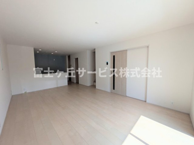 【居間・リビング】 | 浜松市中央区泉4丁目 新築一戸建て | リビングダイニングです