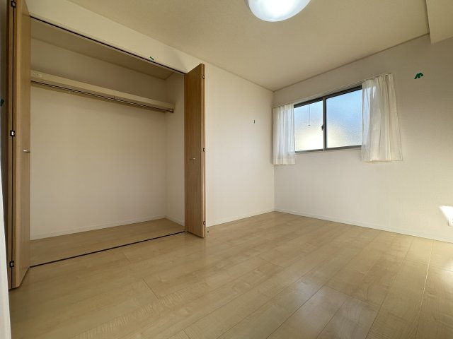 南区平楽の洋室|クローゼットもしっかり収納ができるのでお部屋も広く使えます。