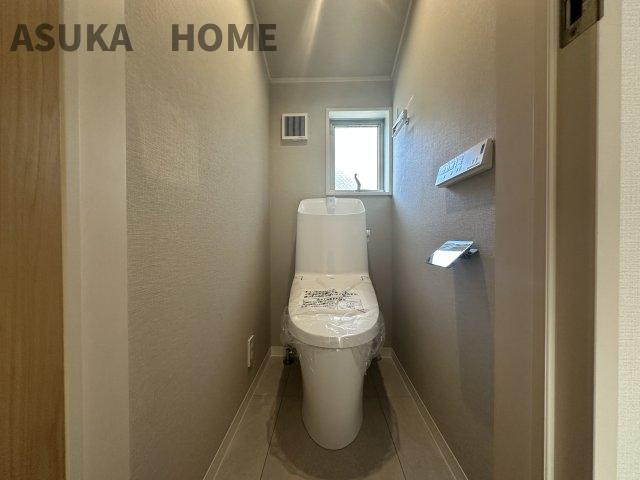 南区平楽のトイレ|ウォシュレット内蔵の最新トイレ設備です。窓もあり清潔感のあるトイレです。