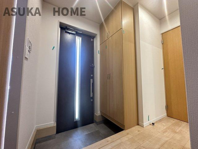南区平楽の玄関|玄関横には、たっぷり収納の大型シューズボックスも嬉しい設備です。