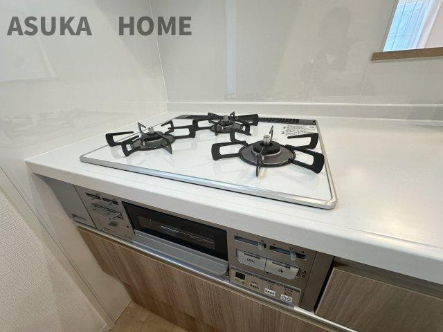 南区平楽のキッチン|３口コンロでグリル付きです。お掃除もお手入れもラクラクでお料理のレパートリーも増えそうですね。