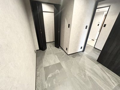 【その他】 | ライオンズマンション厚木 | 洋室のメリットは重い家具が置きやすく、身の回りが整理しやすいことです。 床がフローリングのため畳とは異なり凹みにくいです。 クローゼットなど収納が豊富で、普段使わない旅行カバンや服の整頓も簡単にです。