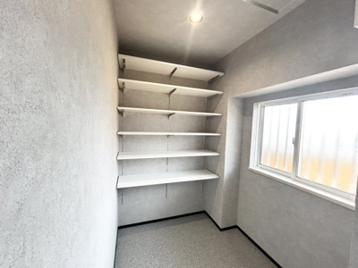 【収納】 | ライオンズマンション厚木 | デザイン性を重視しすぎて収納が少なかった！なんてことにならないため、事前に現地で収納の数を確認しておくことをお勧めします。クローゼット以外にも床下収納や屋根裏収納、パントリーなどもチェックしましょう。