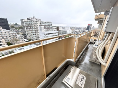 【バルコニー】 | ライオンズマンション厚木 | バルコニーは、室外の専用スペースのうち、「屋根がなく開放された空間」であるものを指します。ベランダより広いタイプのものが多く、日当たりもよいため家庭菜園などを楽しみたい人にとって適した環境となります。