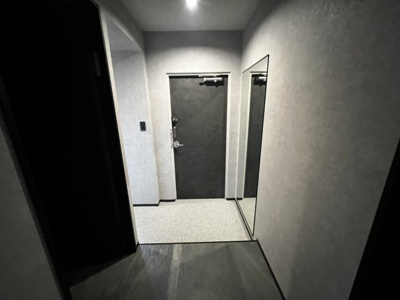 【その他共用部分】 | ライオンズマンション厚木 | 玄関は家の顔でもあり、家族以外の目にも止まる場所です。玄関は外との間を仕切る扉、靴などをしまっておく収納スペース、靴脱ぎのたたきスペース、来客とのやり取りをするドアホンなど複数のアイテムからなります。