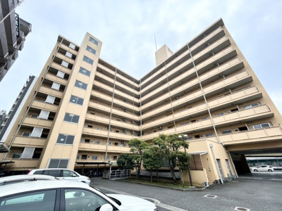 【外観】 | ライオンズマンション厚木 | 外観はマンション管理がされているかの目安になります。築年数が古いと、壁面は劣化してひび割れが生じることも！建物が古びていても細かいところが修繕されていると、きちんと管理されているなぁと感じるでしょう。
