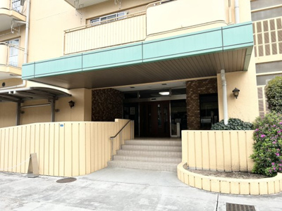 【その他】 | ライオンズマンション厚木 | マンションのエントランスには、もともと風よけや防犯の役割がありますが、マンションによって宅配ボックスなどの設備が備わっている所もあります。日々の生活をイメージしながら生活しやすさをチェックしましょう。