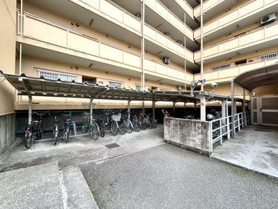 【駐車場】 | ライオンズマンション厚木 | マンションの駐輪場は、事前に空きがあるか確認を取ると安心です。せっかく入居したのに駐輪スペースがない！なんてことになったら大変ですよね。そこで、内見時や購入前にはまず事前に確認しておくと良いでしょう。