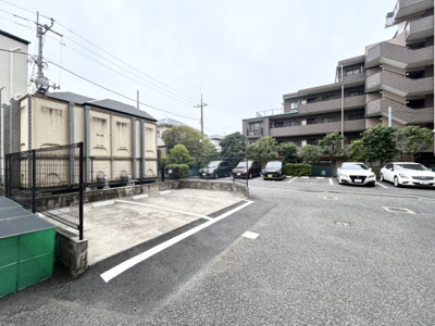 【その他】 | ライオンズマンション厚木 | 車一台あたりに必要なスペースは、標準サイズの普通自動車で横幅2m50cm、長さ5mは必要になります。ただし、乗降のことも考慮して横幅3m30cm、長さ5m50cmほどは確保できるところを選びましょう。
