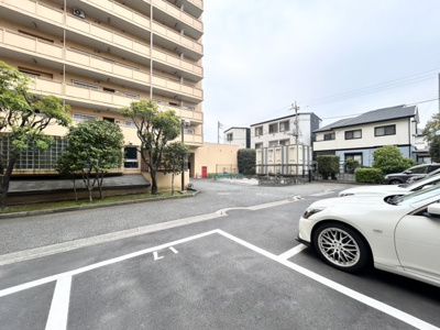【周辺】 | ライオンズマンション厚木 | 駐車場と明記されていても、最小スペースでつくられた駐車場だと大型車は駐車できなかったり、出入りしにくくなったりする可能性があります。お車のサイズと購入したい物件の駐車場のサイズを現地で確認しましょう。