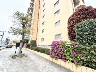 【その他】 | ライオンズマンション厚木 | 物件によっては、入居者が個人的に使用できる専用庭がついているものもあります。また、住宅の中にある土間の部分を庭と呼ぶこともあります。庭の用途は住む人によって変わり、それによってデザインもさまざまです。